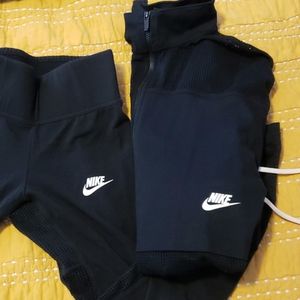 Cute NIKE set! Leggings and zip-up top